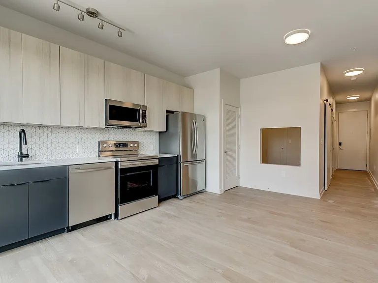 115 W Hamburg — Photo 28