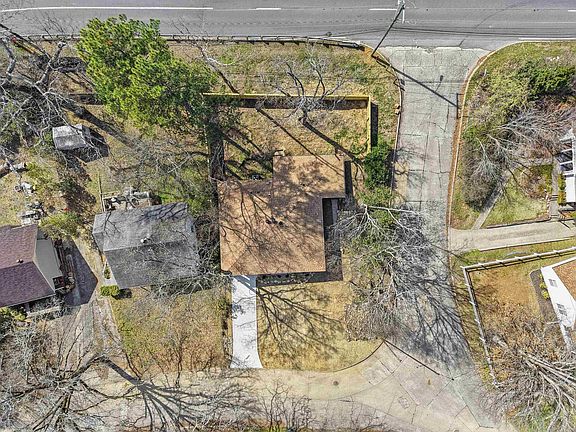 5th image of 1700 Lilac Cir