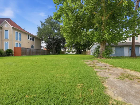 5115 Locust St, Bellaire, TX 77401