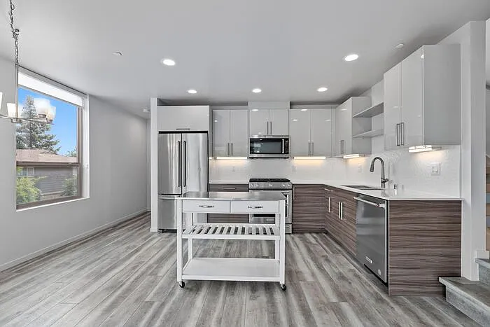 2409 E Thomas St — Photo 2