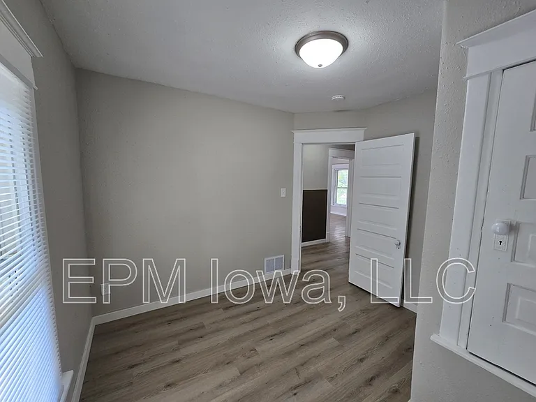 422 Baltimore St — Photo 15