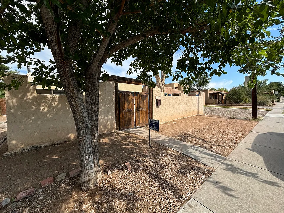 318 Wellesley Dr SE