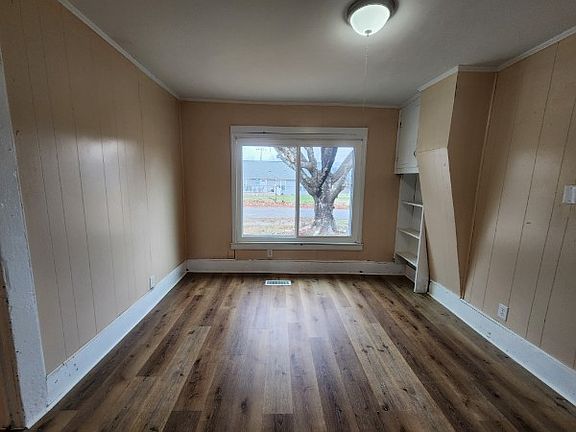 3rd image of 870 Central Ave NE