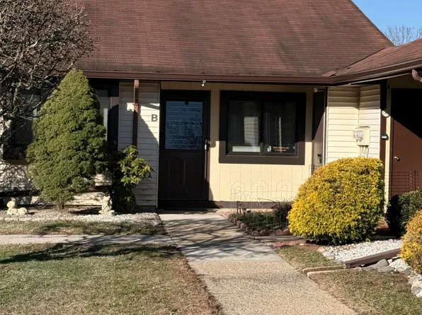 81 Amberly Drive #B, Manalapan, NJ 07726