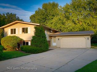320 Blackberry Ln, Yorkville, IL 60560