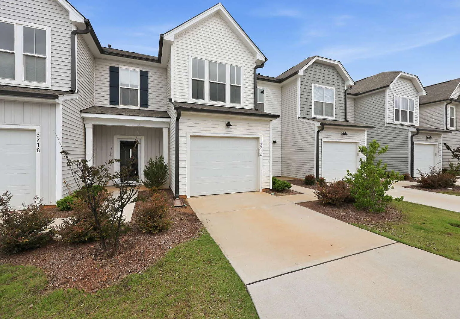 3 bed, 2.5 bath, 1604 sqft, $1,915 — Photo 2