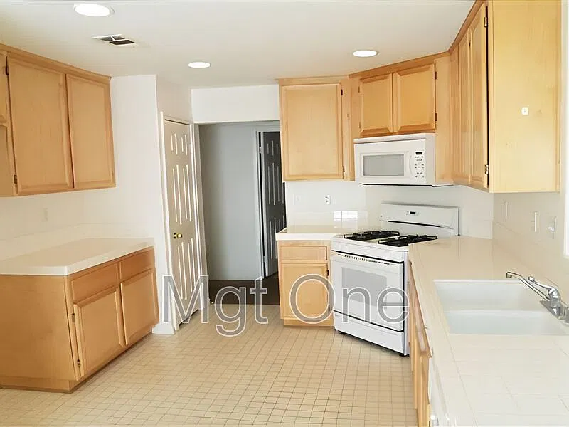3 bed, 2.0 bath, 1772 sqft, $2,975 — Photo 2