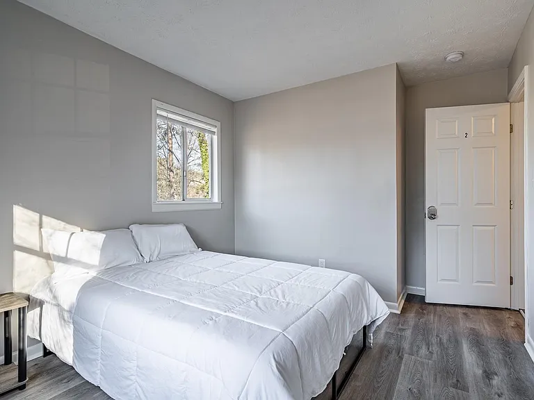 Pineglen Dr — Photo 2