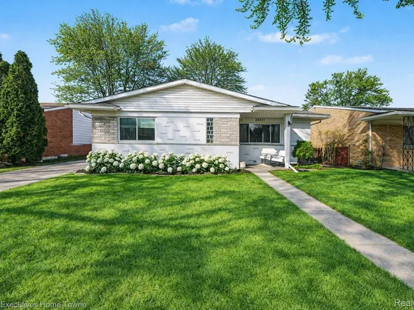 27471 Norma Dr, Warren, MI 48093