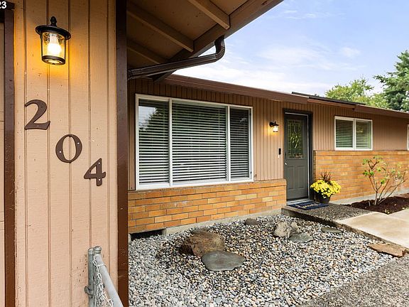 5th image of 204 SE 159th Ave