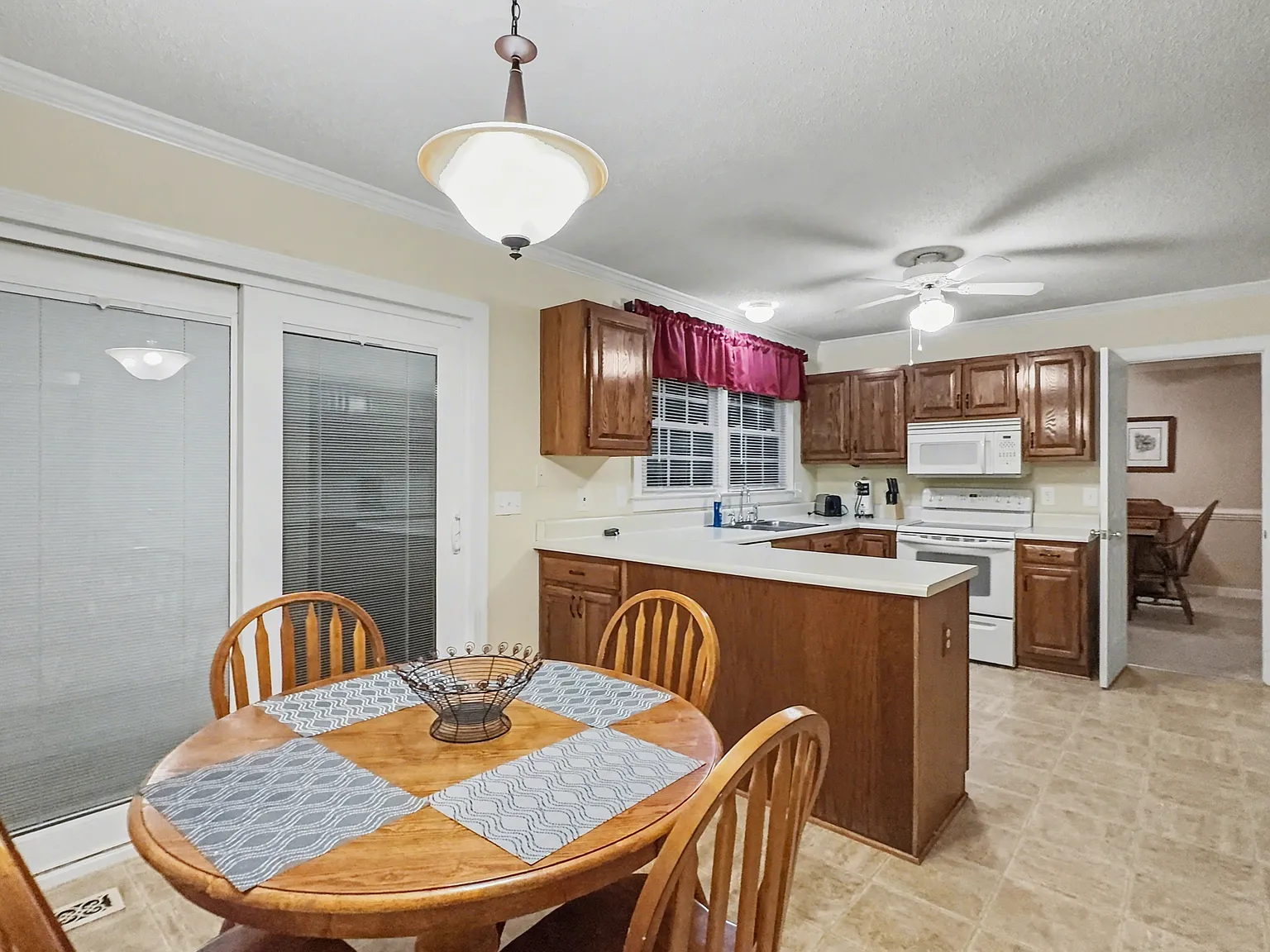 3 bed, 2140 sqft, $3,500 — Photo 4