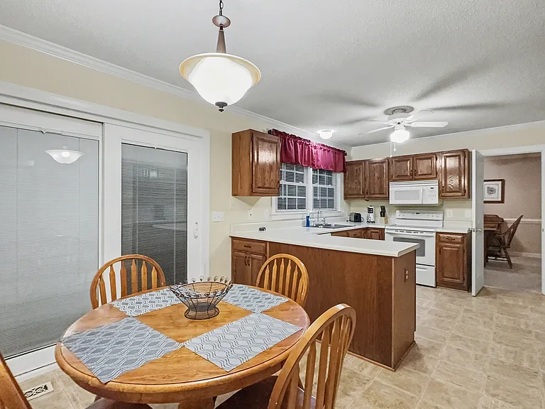 4618 Country Woods Ln — Photo 4