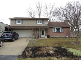 7320 Colonial Dr, Niagara Falls, NY 14305