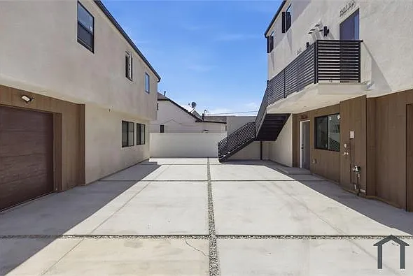 3 bed, 1100 sqft, $3,668 — Photo 3