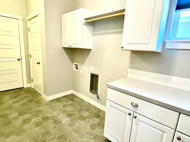 481 W Peck St — Photo 21