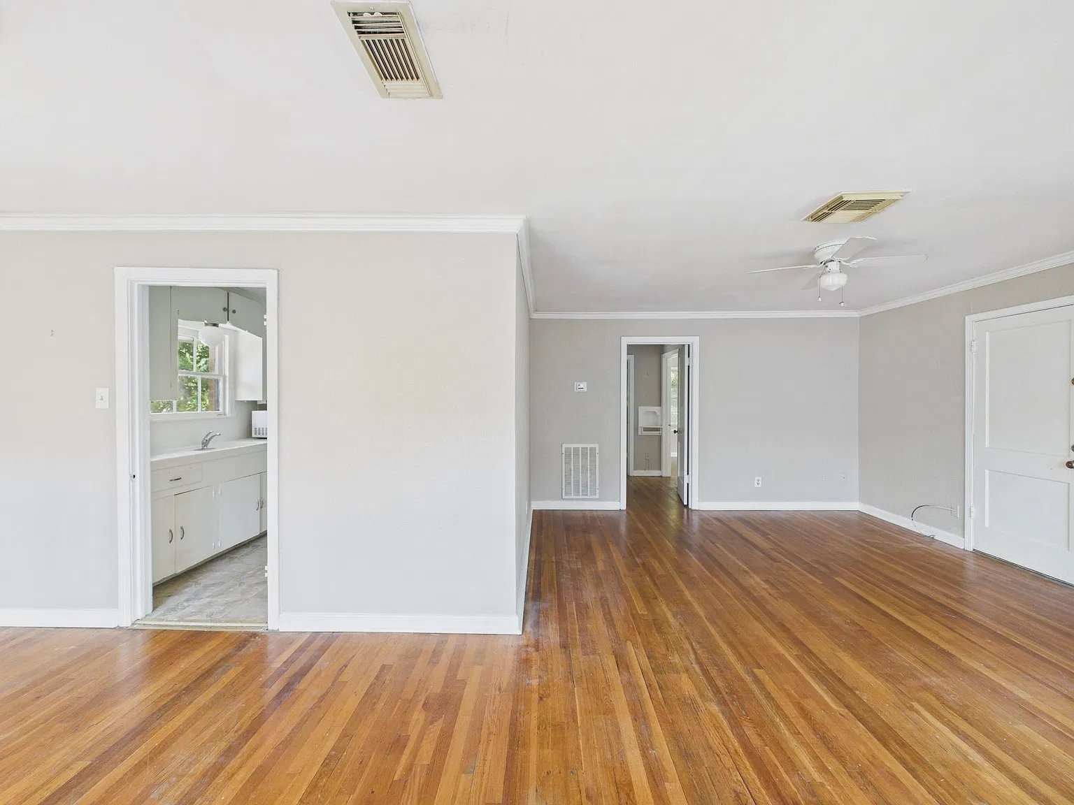 2 bed, 1.0 bath, 1152 sqft, $1,600 — Photo 4