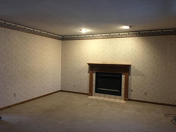 Beautiful formal living room, gas adaptable fireplace