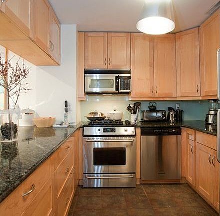 3rd image of 12-18 W 72nd St