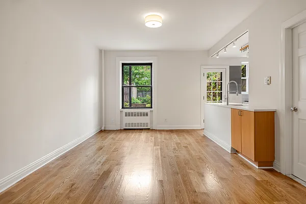Living room, photo 2