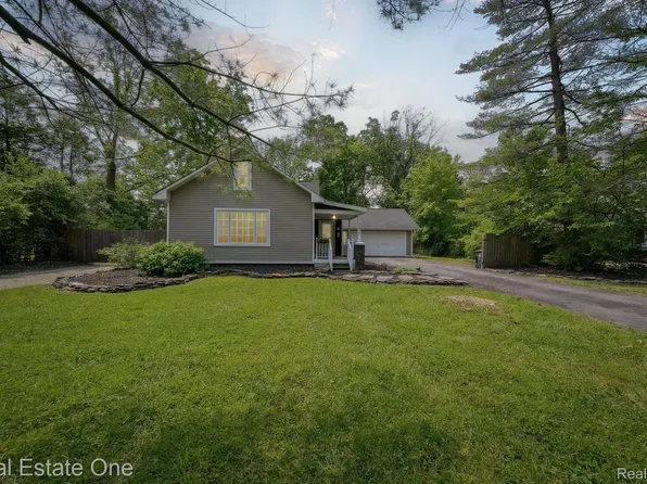 8921 Lake Rd, Grosse Ile, MI 48138