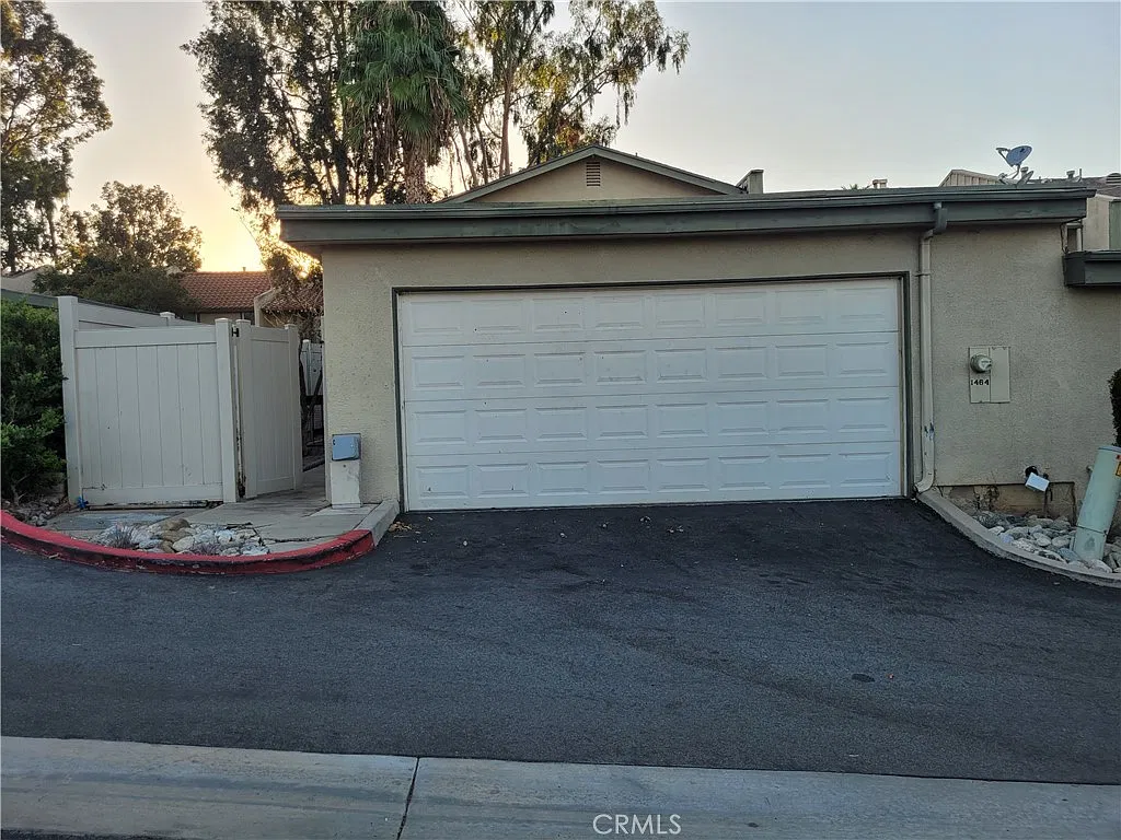3 bed, 2.5 bath, 1800 sqft, $3,049 — Photo 3