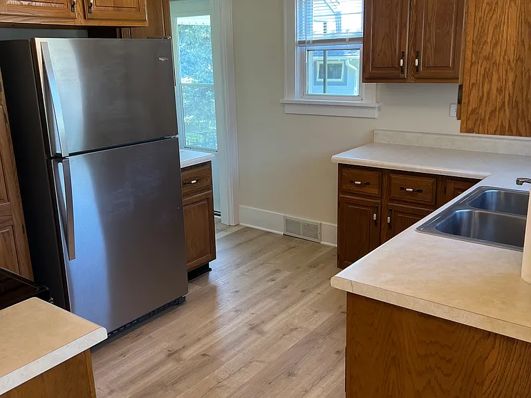 425 Pleasant St — Photo 33