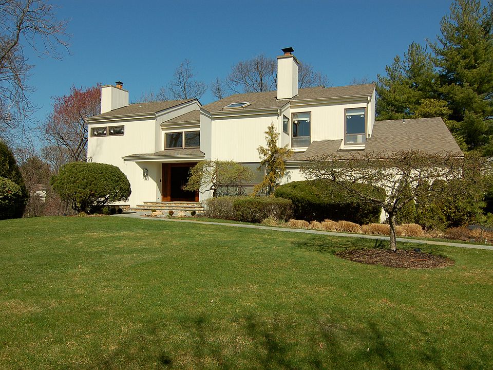 1st image of 11 Gate House Ln