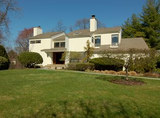 11 Gate House Ln, Mamaroneck, NY 10543