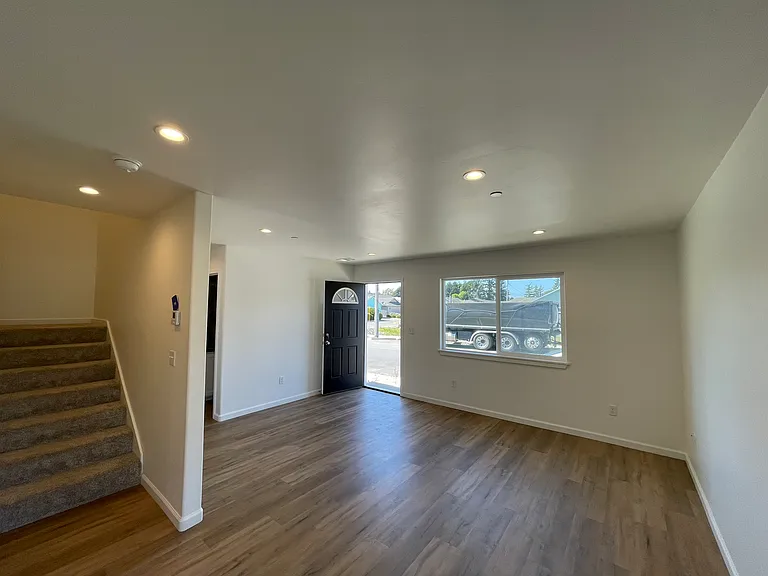 1841 Lime Ave — Photo 4