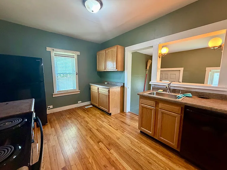 701 W C St — Photo 10