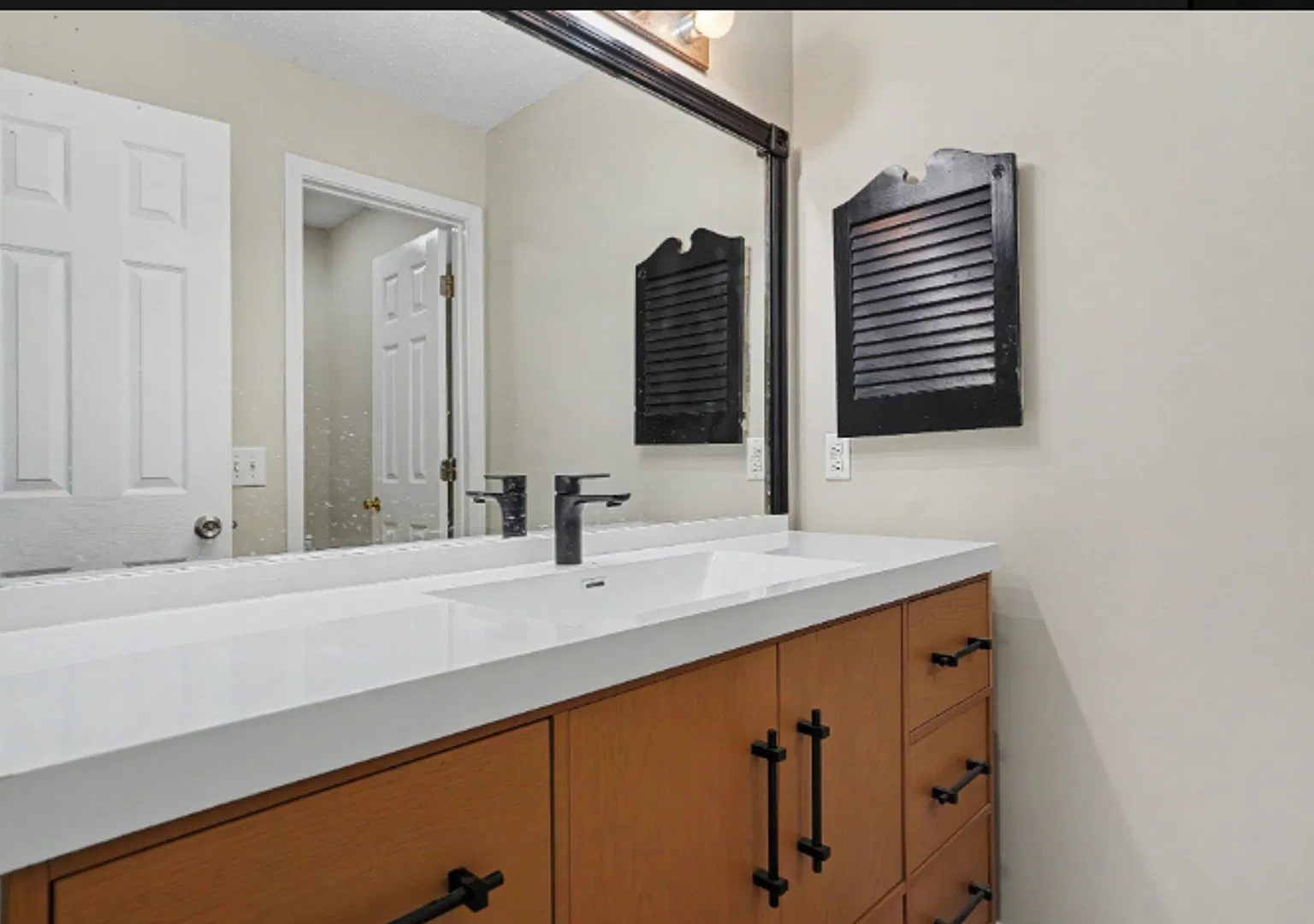 Beautifully Updated 2 bed 2 bath Condo — Photo 4