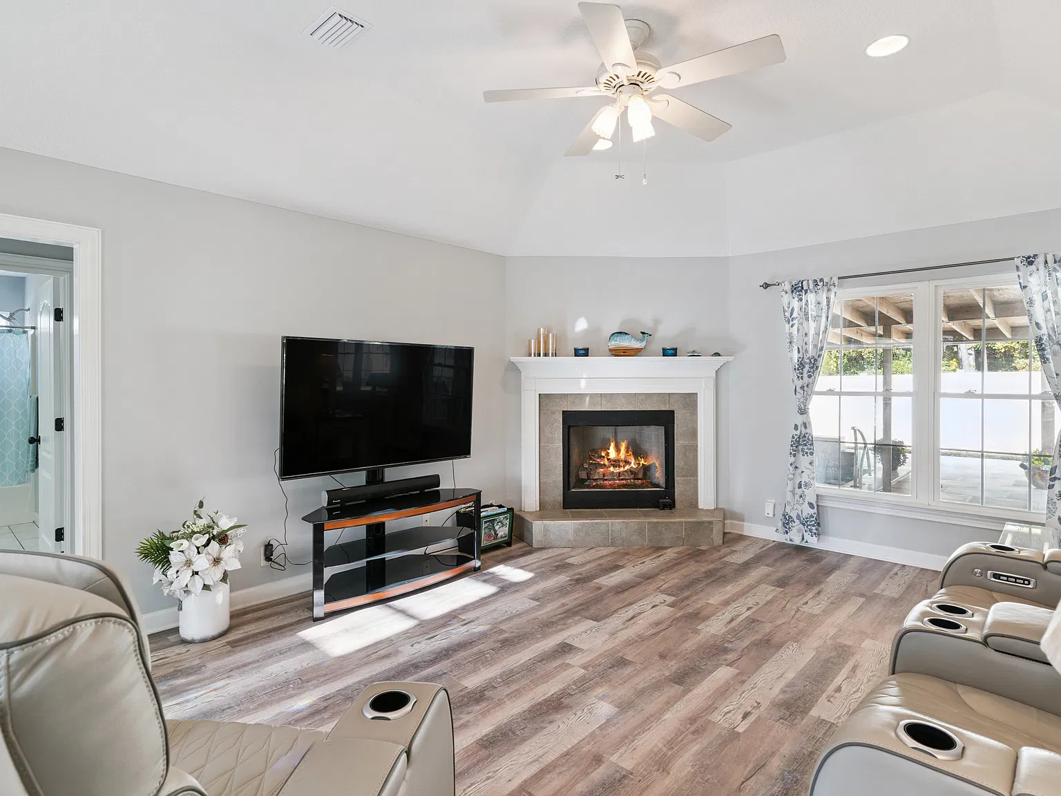 3 bed, 1627 sqft, $2,500 — Photo 2