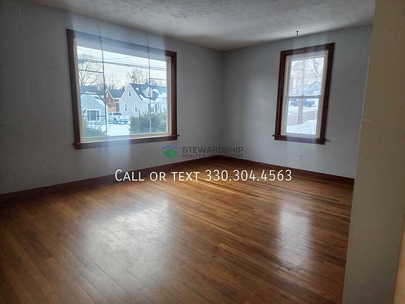 3rd image of 1327 25th St NE