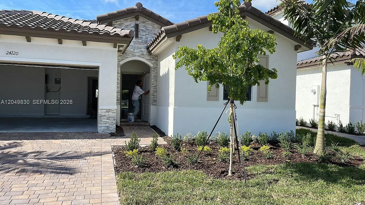 4 bed, 1895 sqft, $3,800 — Photo 3