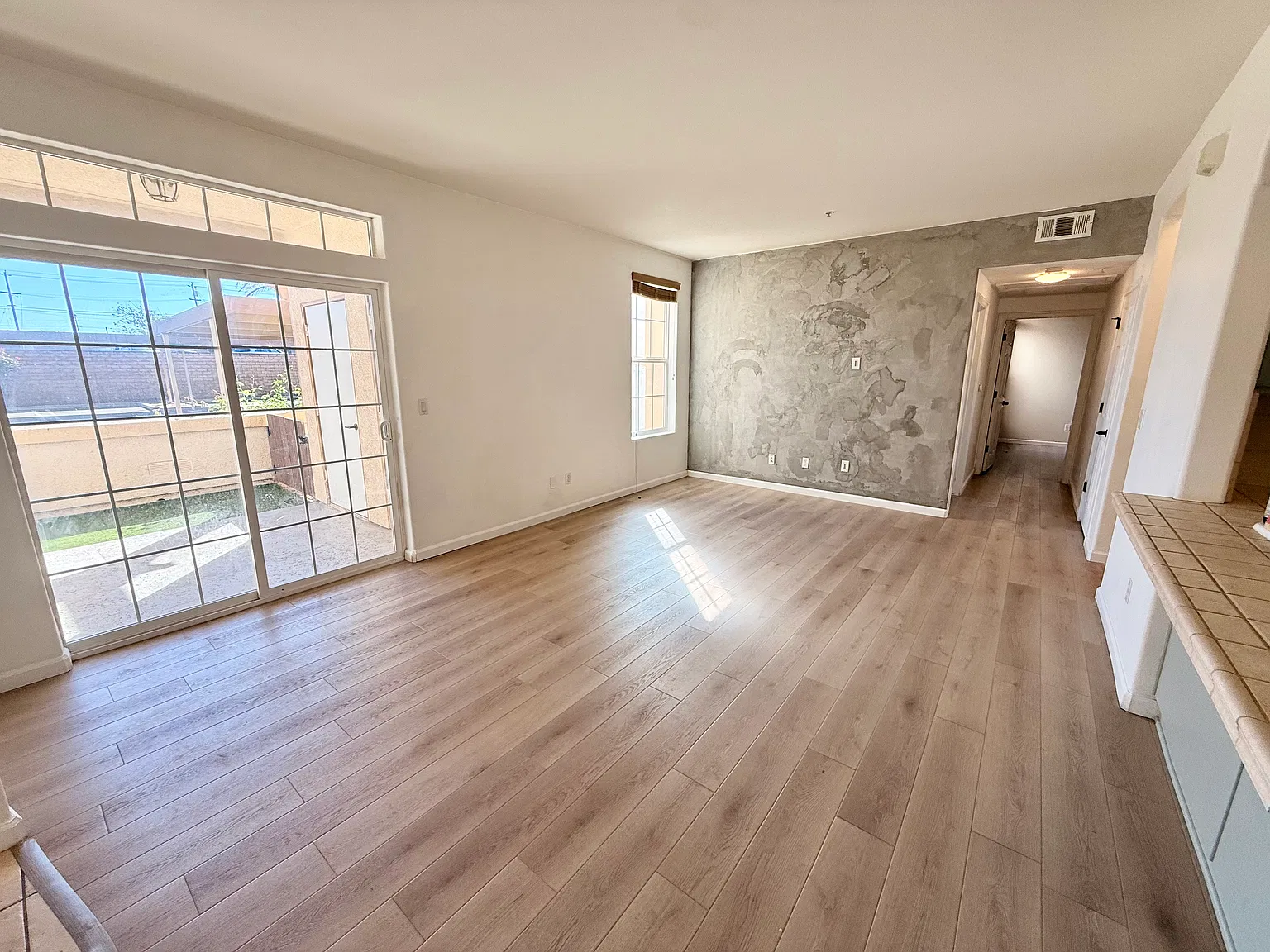 2 bed, 1129 sqft, $2,650 — Photo 2