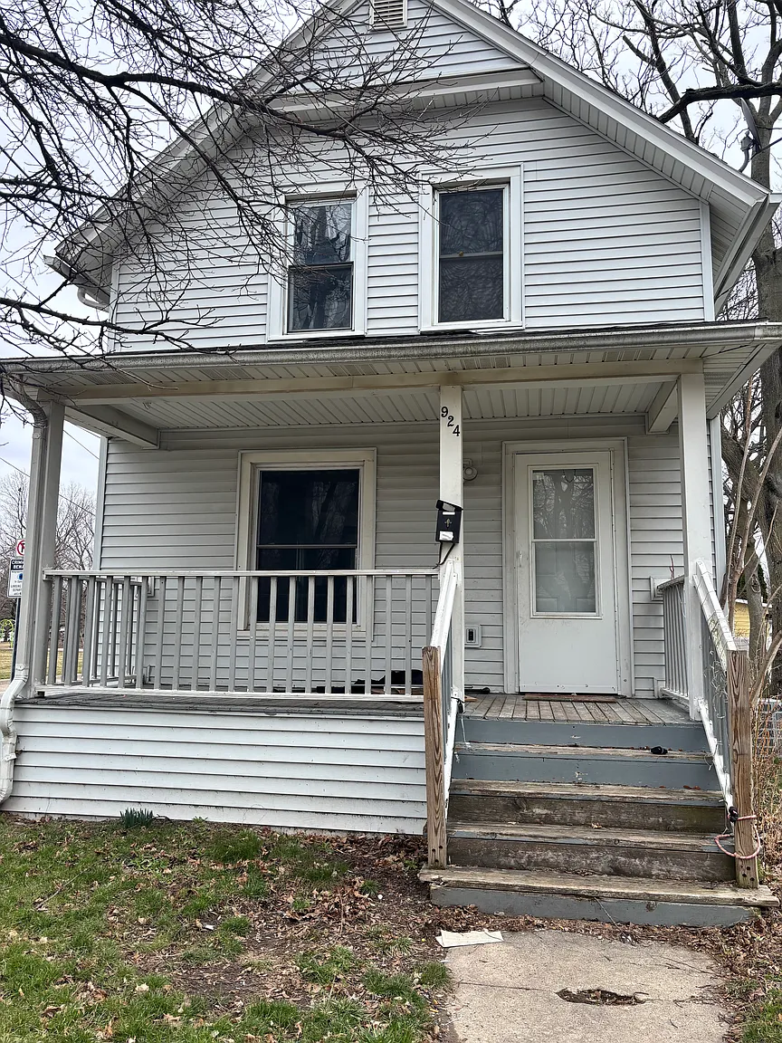 924 Chicago Ave photo 1