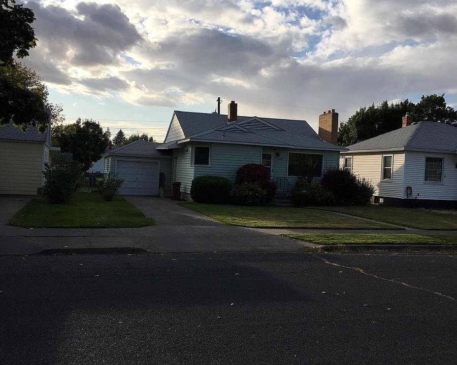 Entry with 1 car garage & fenced back yard