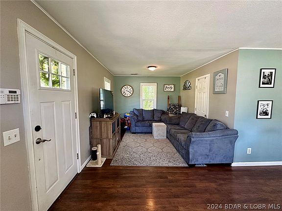 4th image of 128 Camden Ave