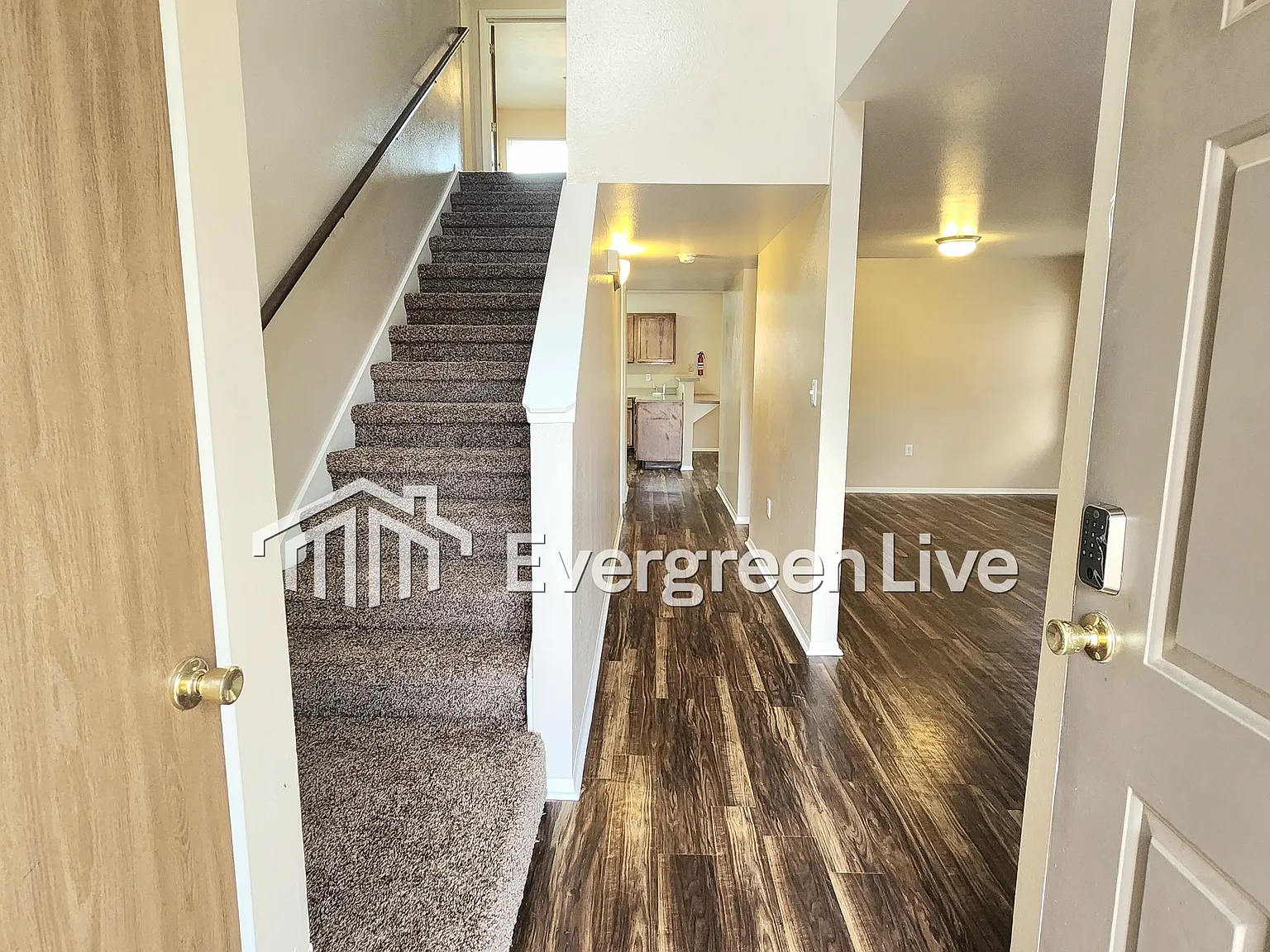 4 bed, 2.5 bath, 1390 sqft, $1,345 — Photo 2