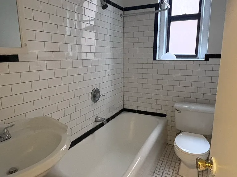 61-88 Dry Harbor Rd #8F — Photo 2