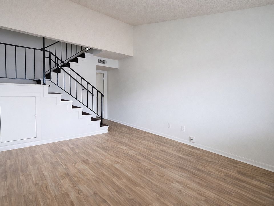 1st image of 407 Fairfax Dr APT 25