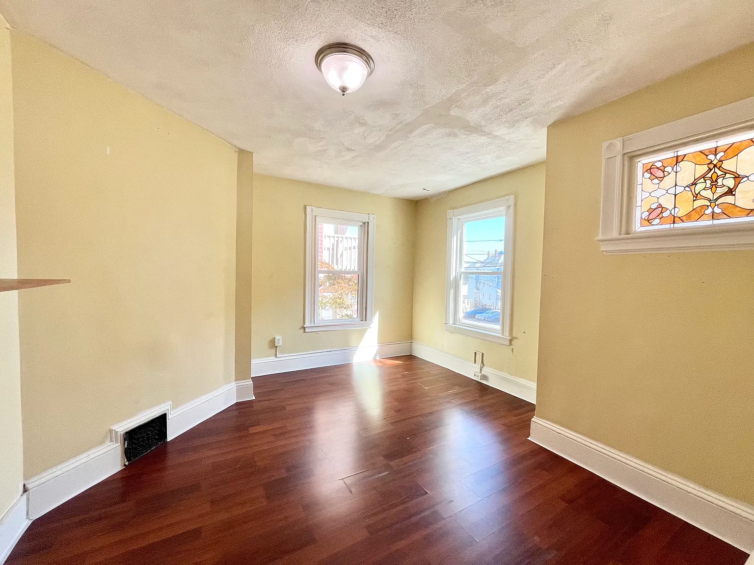 4 bed, 9999 sqft, $3,900 — Photo 4