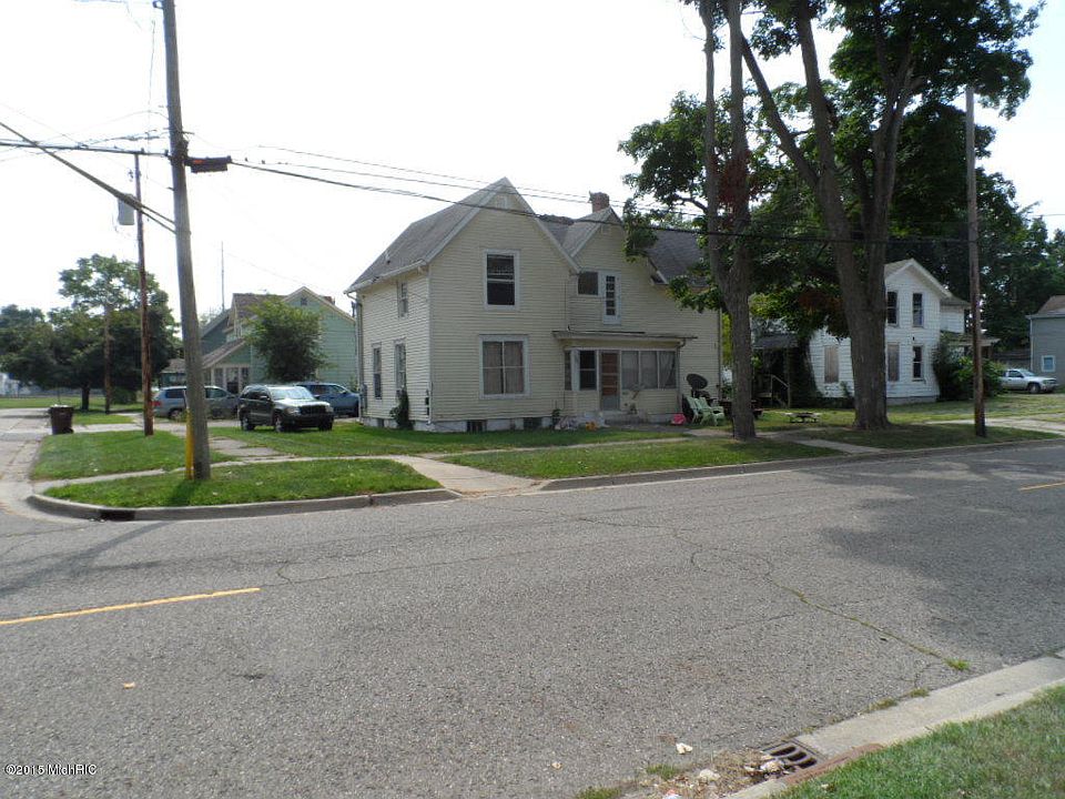 1st image of 122 Oak St