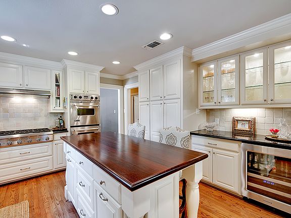 4th image of 3709 Lenox Dr