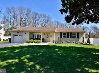 25 Forrest Dr, Turnersville, NJ 08012