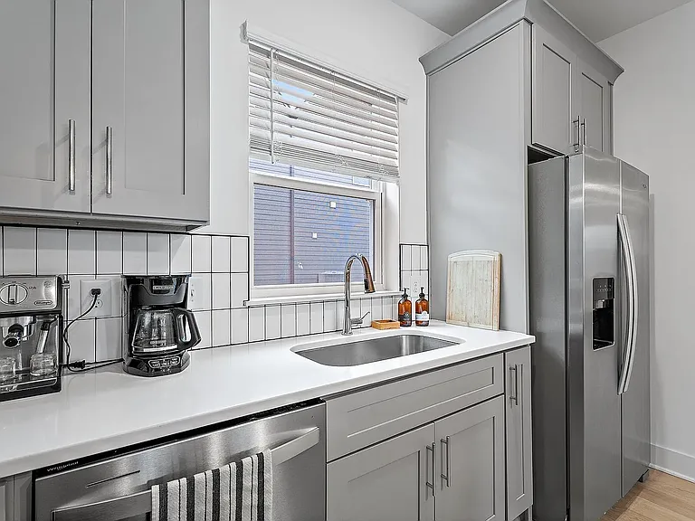 550 Markham St #4 — Photo 7