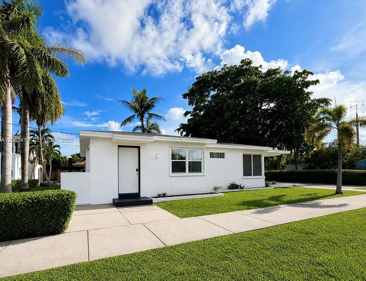Town Of Hallandale B-13 — Photo 1