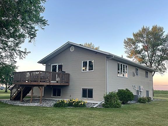 3rd image of 6203 Oakport St N