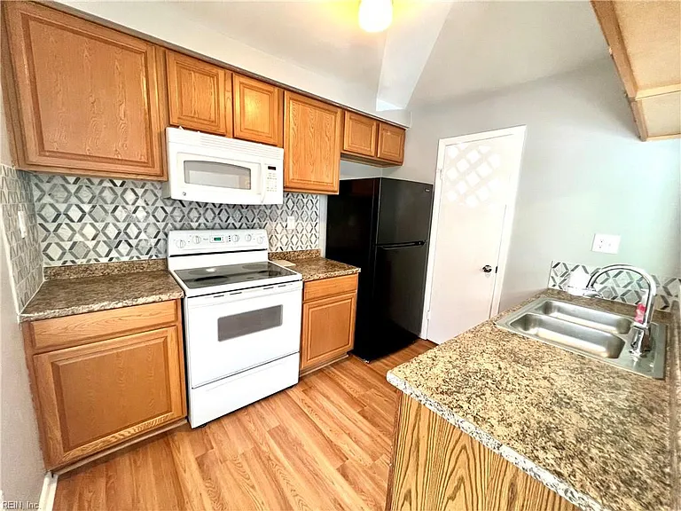 411 Sea Pointe Ct #201 — Photo 6