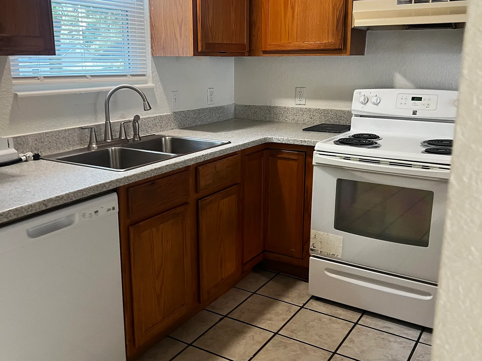 2 bed, 1.5 bath, 1000 sqft, $925 — Photo 2